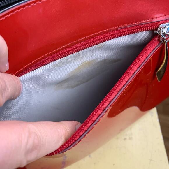 Beijo Classic Celebrity Appeal Lipstick Red Vinyl Shoulder Bag - Picture 10 of 16